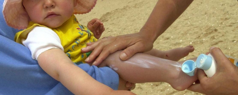 Crèmes solaires enfant : bien les choisir et éviter les substances dangereuses