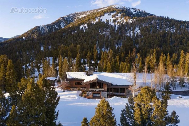 The perfect house for the car collector: 50 parking spaces and even a gas station