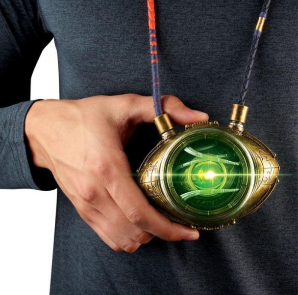Doctor Strange: the interactive 1/1 scale replica of the &oelig ;the eye of Agamotto is superb